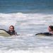 Zwei Mädchen auf Surfboards, lachend