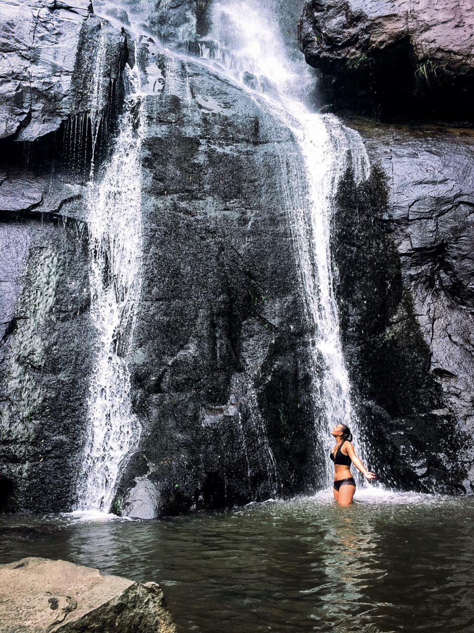 Mädchen im Wasserfall